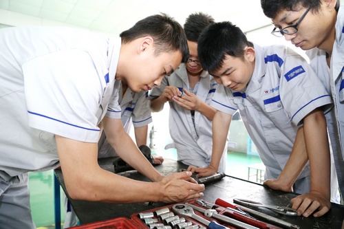 想學汽車鈑金噴漆，哪個學校好些？