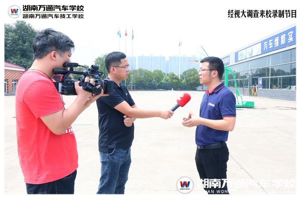 經(jīng)視大調(diào)查來校拍攝,我校教師專業(yè)實驗解答記者疑問