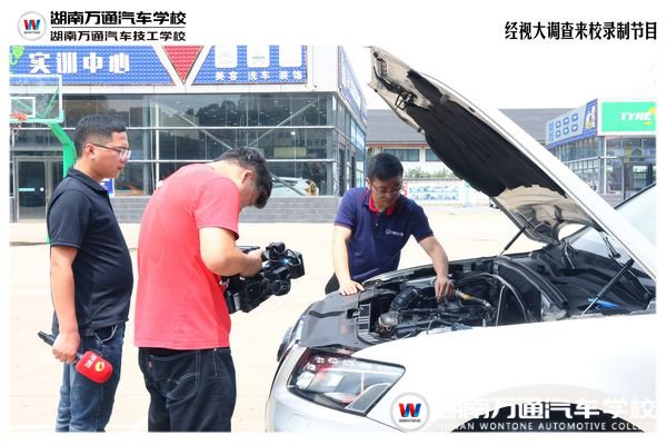 經(jīng)視大調(diào)查來校拍攝,我校教師專業(yè)實驗解答記者疑問