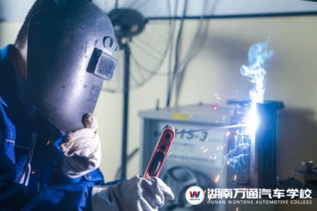 短期學(xué)什么技術(shù)發(fā)展好、工資高？焊接！