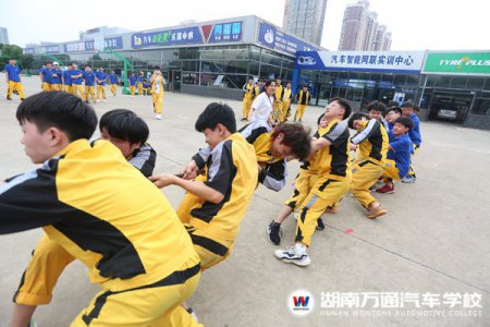 校園拔河比賽：一根繩上一條心！