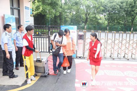 一對一專屬服務(wù)，學(xué)長學(xué)姐“花式”迎新生