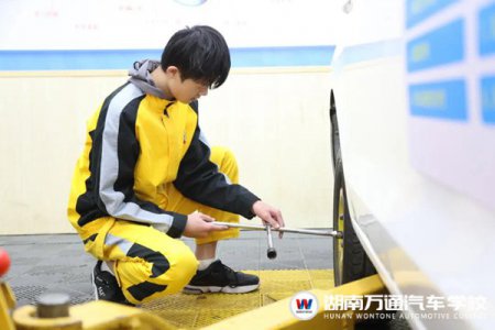 初中畢業(yè)打工還是學技術？看完你就有答案了！