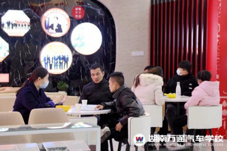 火火火火火，湖南萬通新春開學(xué)的報(bào)名現(xiàn)場太火熱了！