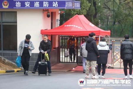 開學(xué)啦！校長愛心接待，助力學(xué)子圓夢！