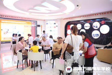 中考成績(jī)未出爐，我校迎報(bào)名高峰！