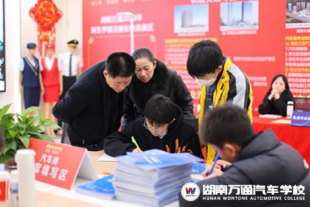湖南萬(wàn)通春招現(xiàn)場(chǎng)火爆！春季校企班定額招生，聽說學(xué)位要靠“搶”？