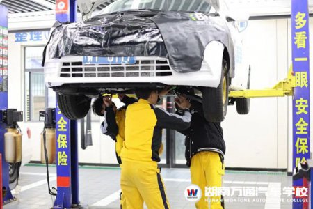 想學(xué)習(xí)汽修技術(shù)，當(dāng)學(xué)徒還是去職校？