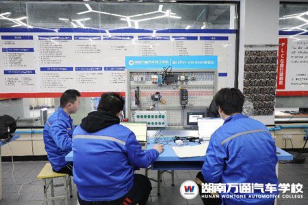 湖南萬(wàn)通電工及PLC專業(yè)持續(xù)火熱|電氣學(xué)會(huì)自動(dòng)化，工資多少你來(lái)定！