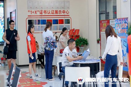 現(xiàn)場火爆！中考后，這些考生和家長都往這所學(xué)校跑…… 圍觀湖南萬通火熱招生現(xiàn)場
