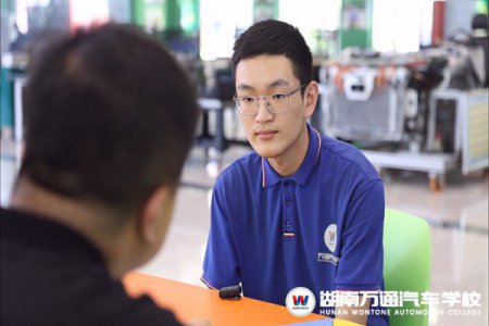 成就學(xué)子，賦能產(chǎn)業(yè)丨人民網(wǎng)再進(jìn)萬(wàn)通汽車教育，探訪新能源專業(yè)奧秘