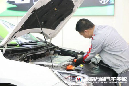 【維修工擔(dān)心不會(huì)電車？】短期的汽車新能源技術(shù)更適合成年人選擇！