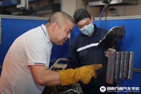 [五一勞動(dòng)模范教師推薦]符冬軍:以匠心育英才,以熱情鑄輝煌