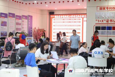 搶位入學(xué)！“帶著行李來(lái)報(bào)名”，家長(zhǎng)的信任是湖南萬(wàn)通實(shí)力與口碑最好的證明