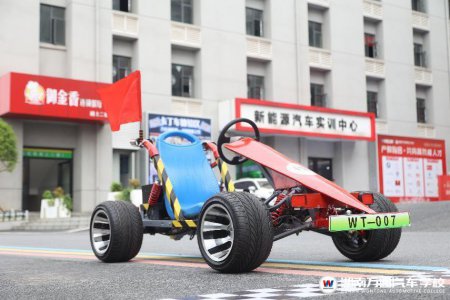 我們自己造了一輛卡丁車!加滿油,向前沖,永遠(yuǎn)熱愛(ài)