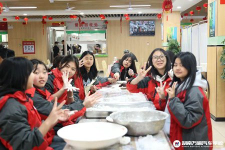 元宵共團圓,燈謎喜樂匯!爸爸媽媽請放心,我和同學(xué)們一起包湯圓過節(jié)啦