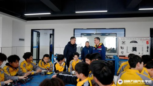 關(guān)懷備至,育人在心!湖南萬通李校長深入走訪慰問新生