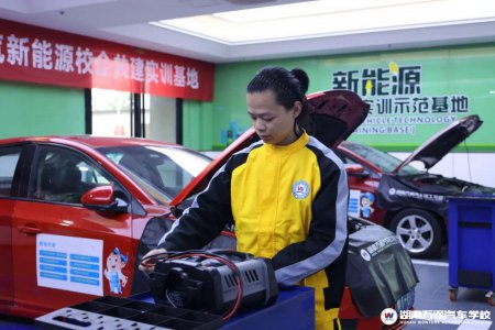 湖南汽車(chē)技工學(xué)校_汽車(chē)維修_汽車(chē)學(xué)校新聞