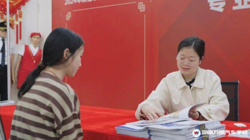 這家學校把企業(yè)面試搬到校園里,比亞迪、黃花機場、藍思科技、等企業(yè)走進湖南萬通