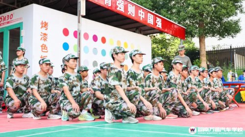 軍訓(xùn)風(fēng)采, 戎裝礪青春,迷彩映朝氣