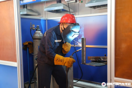 中年失業(yè)了,學(xué)什么技術(shù)好?一技在手,飯碗不愁