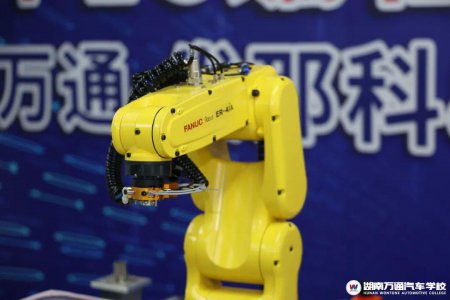 湖南長沙去哪里學(xué)工業(yè)機(jī)器人專業(yè)?學(xué)成后薪資怎么樣?這個專業(yè)前景如何