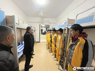 校長(zhǎng)走訪新生宿舍,每一句問(wèn)候都藏著牽掛!