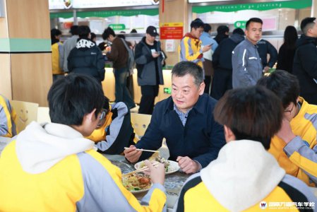 校長陪餐,把關(guān)懷落到餐桌,筑牢食品安全防線！